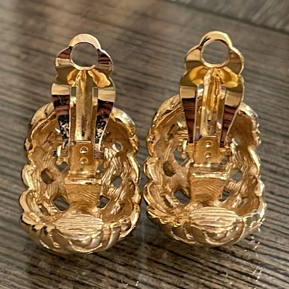 Large Vintage Givenchy Basket Weave Earrings Clip On Signed Gold-tone - Picture 7 of 17